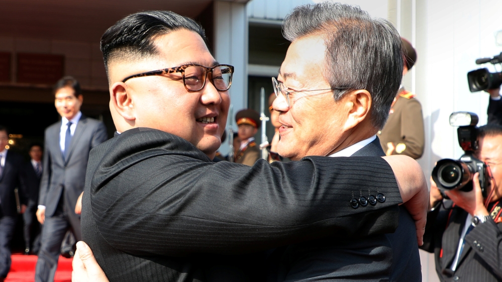 South Korean President Moon Jae-in bids fairwell to North Korean leader Kim Jong Un as he leaves after their summit at the truce village of Panmunjom