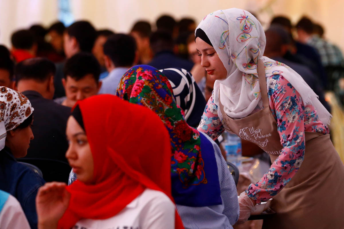 Muslims break their fast on the first day of the holy fasting month of Ramadan at Victory Park near Memorial Mosque in Moscow, Russia on May 16, 2018. (Photo by Sefa Karacan/Anadolu Agency/Getty Image