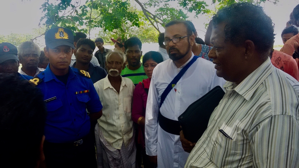 Initial discussion between the navy official, a member of the fisheries association and Iranaitheevu, immediately after arrival on April 23 [Photo courtesy of Ruki Fernando]