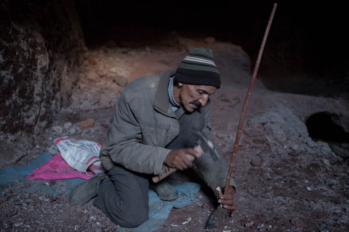 05_MOROCCO_SALT_MINING_SEBASTIAN_CASTELIER_PIC_20 - The miners’ pickaxes are modest, but robust. The pickaxe has a soft wooden handle and a pierced metal tip, made by the blacksmith of Aït Daoud.