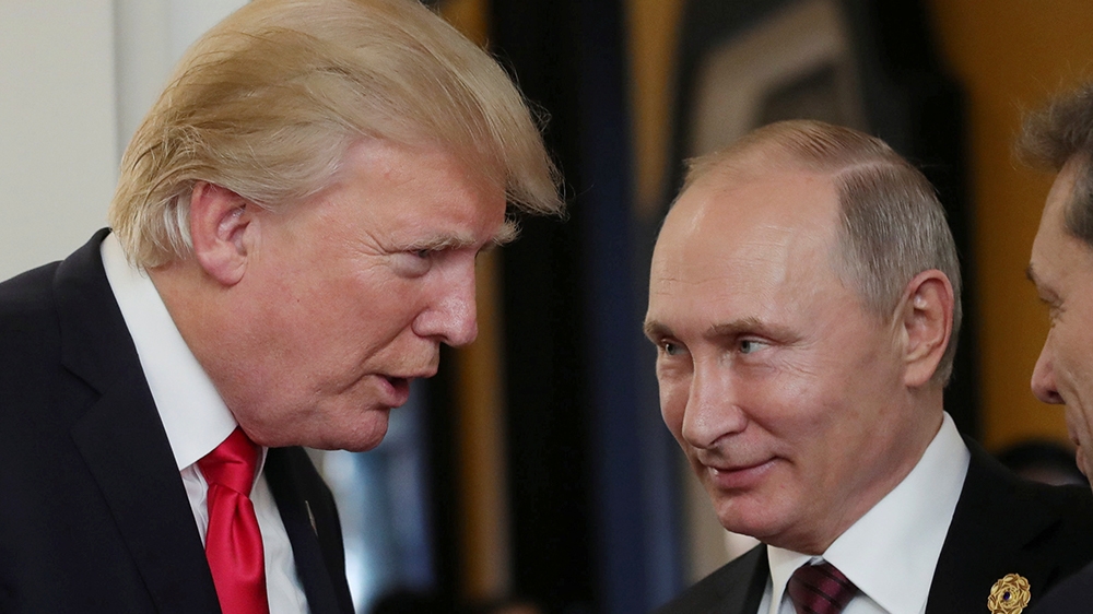 U.S. President Donald Trump and Russian President Vladimir Putin talk during a break in a session of the APEC summit in Danang, Vietnam November 11, 2017. Sputnik/Mikhail Klimentyev/Kremlin via REUTER