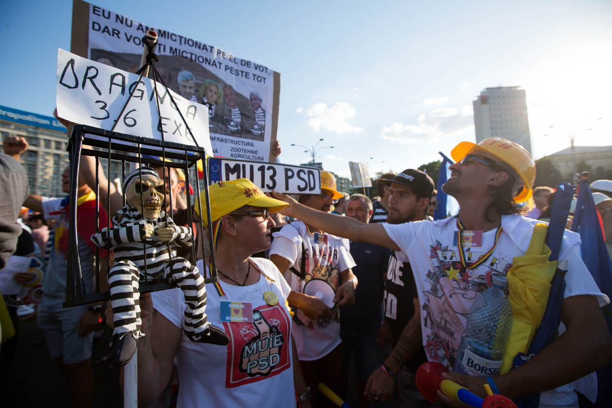 The protest was announced and promoted by the Romanian diaspora, but tens of thousands of locals joined angered by high level corruption scandals and financial difficulties. [Alexandra Radu/Al Jazeera