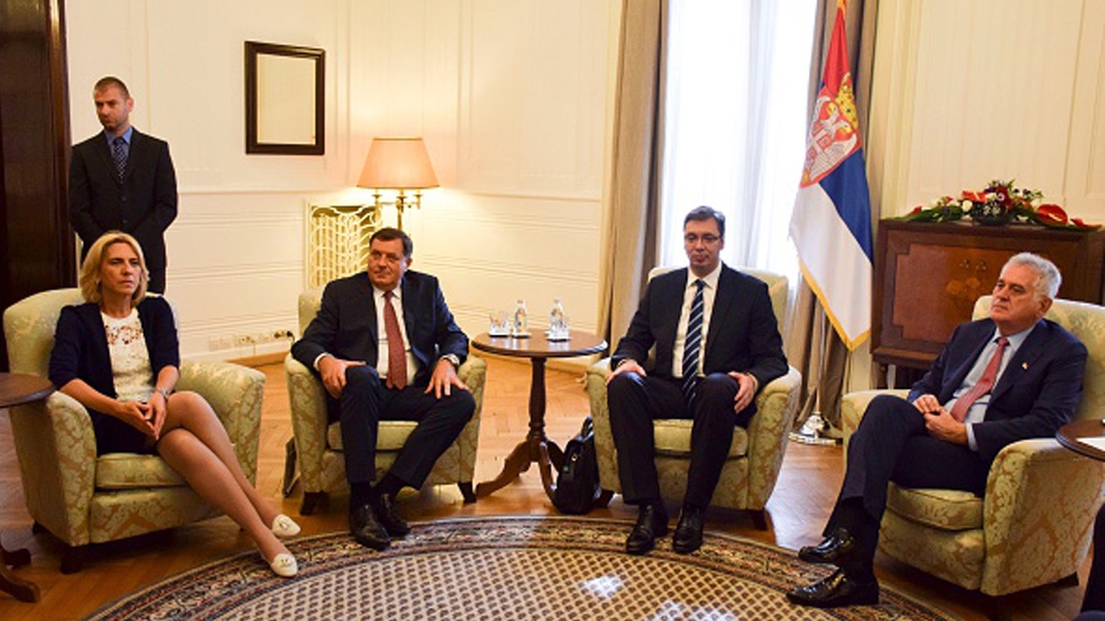 Former Serbian President Tomislav Nikolic (R) and former Serbian Prime Minister Aleksandar Vucic (2nd R) met president of RS Milorad Dodik (2nd L) and prime minister of RS Zeljka Cvijanovic (L) to discuss a referendum in 2016 in Belgrade [Kristina Maslarevic/Anadolu Agency/Getty Images]