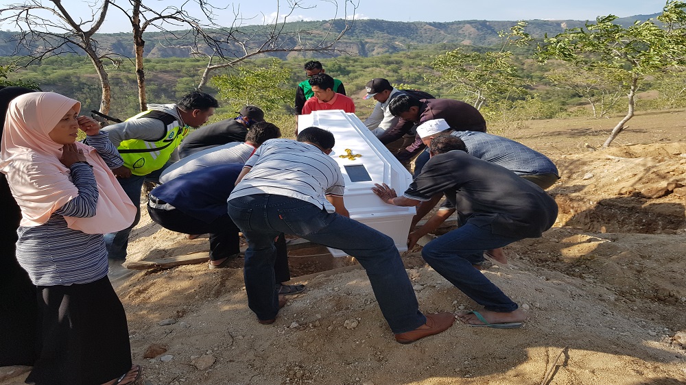 Rismawati Hutauruk, 63, was buried after falling into a crevice that opened up during the quake [Ted Regencia/Al Jazeera]