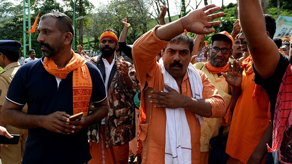 INDIA-RELIGION-GENDER aN Indian Hindu devotee displays his torn shirt during scuffles with police in a protest against the Supreme Court verdict revoking a ban on women''s entry to Sabarimala
