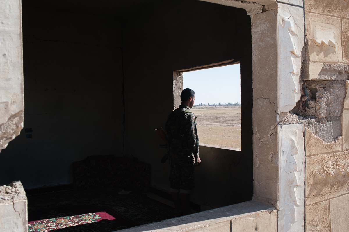 SDF soldier patrolling the frontline in the village of Bahara. In Deir ez-Zor province the advance against ISIS has followed two ways: to the west of Deir ez-Zor city with the regime supported by Russ