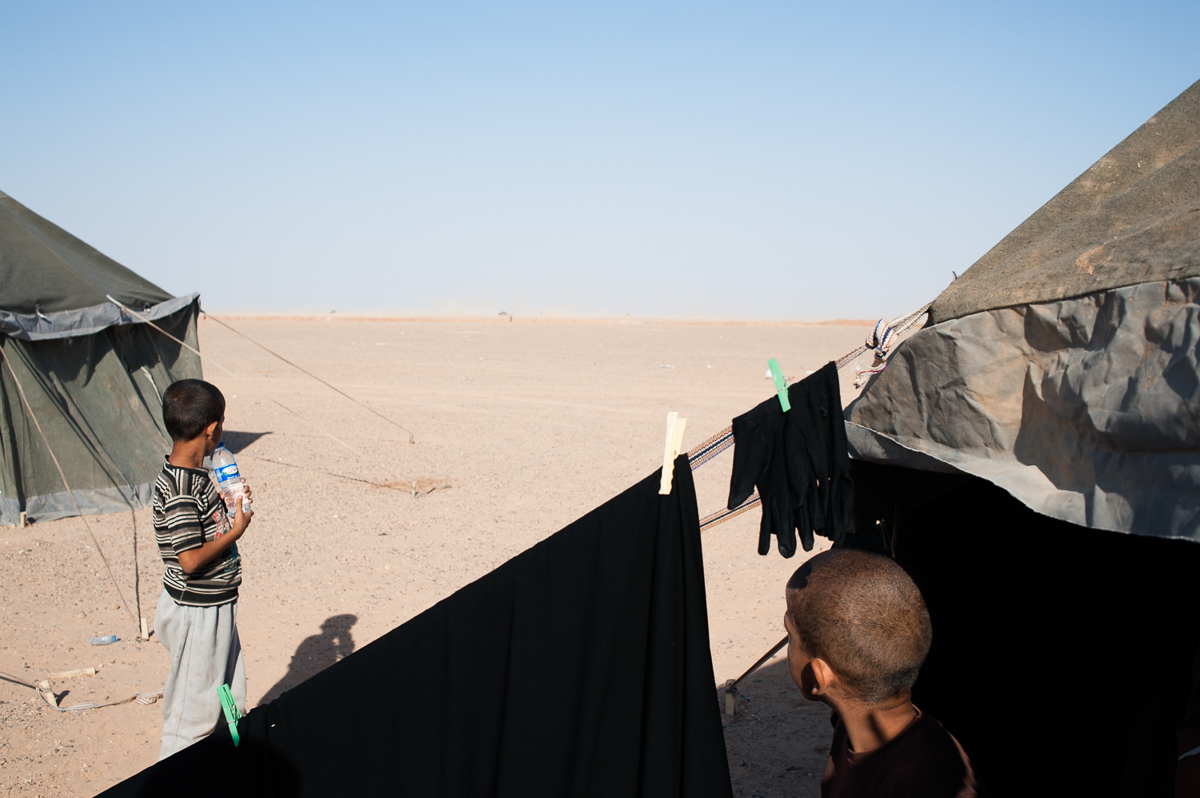 The living conditions in the Hajin camp are hard. Mohammed, the manager is frightened by the growing number of IDPs to whom he can not offer a dignified shelter: "The war is close to inhabited areas,