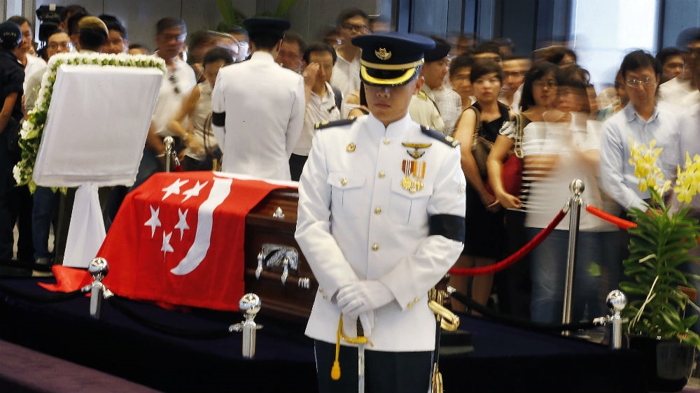 Singaporeans pay their respects to the country's first prime minister Lee Kuan Yew who died in 2015 at the age of 91 [Wong Maye-E/AP]