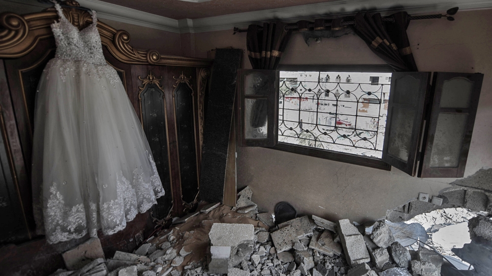 Palestinians in the besieged strip have banded together with a wedding planner, hotelier and florist offering their services for free [Walid Mahmoud/Al Jazeera]