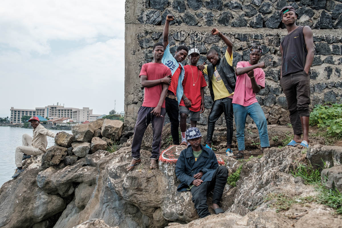 Members of Shusha Ma Flow standing on a rock which Ivoire Papati Dance has painted in the shape of Africa: with a white heart and red borders. Although they wish that “we can live like people in Europ