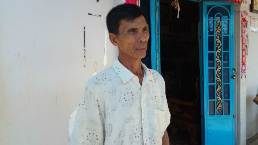 Kheng Pha, a former Khmer Rouge soldier who is now a ruling party village chief, outside his home in Anlong Veng [George Wright/Al Jazeera] 