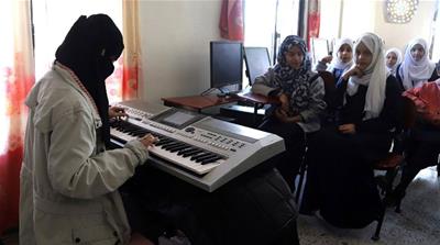 Children attend a music class at the al-Nawras school in Taiz, Yemen's third city, in the country's southwest on January 23, 2019 [Ahmad Al-Basha/AFP]