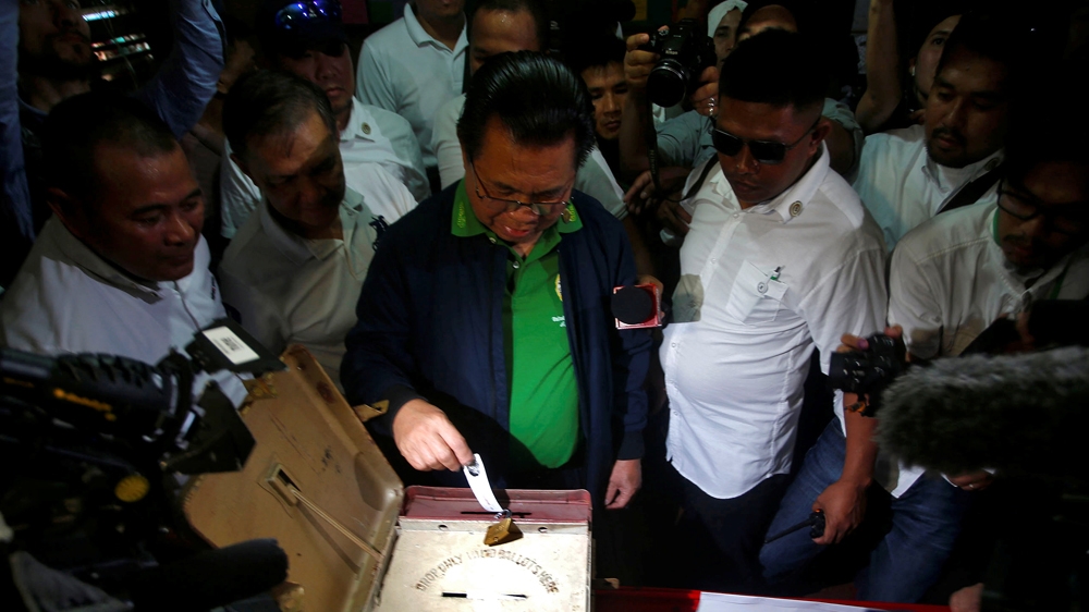 Ebrahim Murad, (centre) head of the largest rebel group in Mindanao, campaigned for the ratification of the new law [Marconi B. Navales/Reuters]