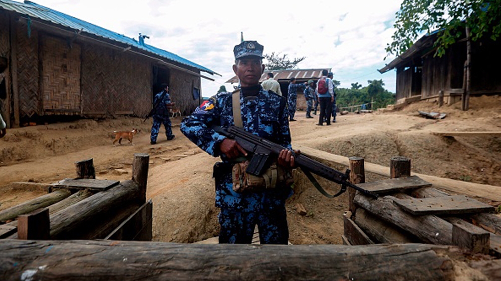 MYANMAR-CONFLICT-SECURITY A Myanmar border guard policeman gurads a police station in Buthidaung on January 7, 2019. - Myanmar has called on its military to 'launch operations' against ethnic Rakhine
