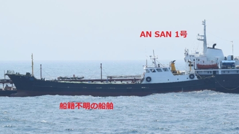 AN SAN 1 and a vessel of unknown nationality lying alongside each other and connecting hoses (June 29, 11:20 (JST)) (Source : Ministry of Defense)