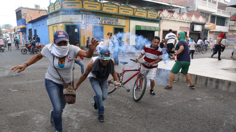 Demonstrators clash with Venezuela's security forces in Urena [Andres Martinez Casares/Reuters]
