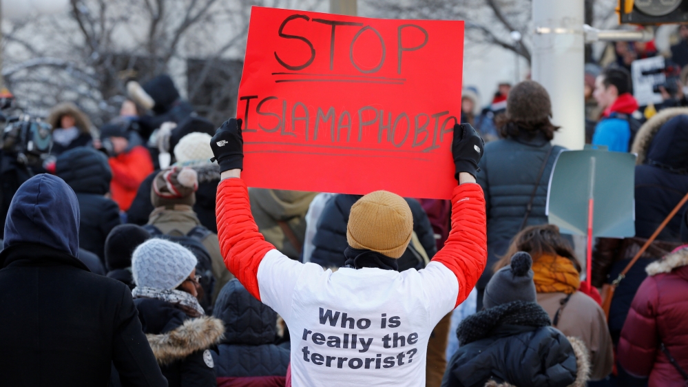 People take part in a protest against U.S. President Donald Trump''s executive order travel ban outside the U.S. embassy in Ottawa, Ontario, Canada, January 30, 2017. REUTERS/Chris Wattie