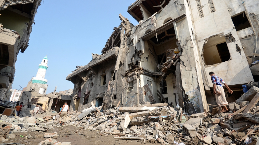 A man walks on the rubble of houses at the site of a Saudi-led air strike in the Red Sea port city of Hodeidah, Yemen September 22, 2016. REUTERS/Abduljabbar Zeyad