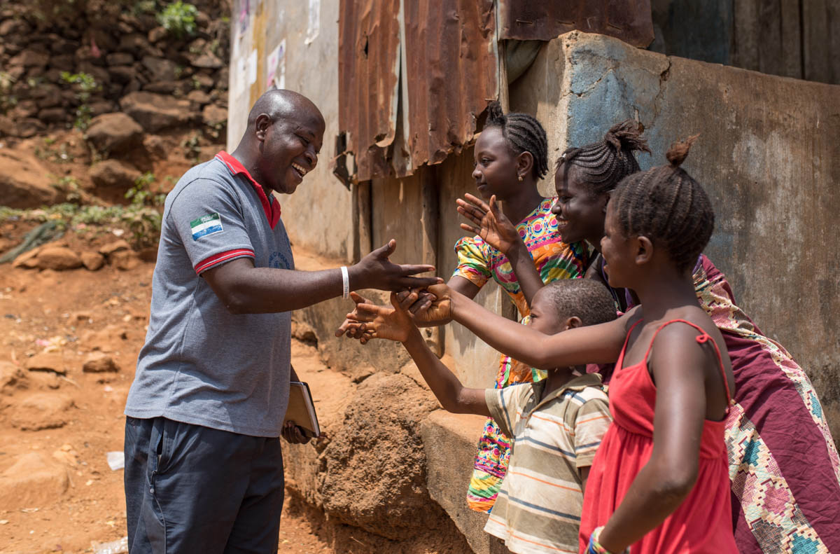 Its founder Santigie Bayo Dumbuya knows what it‘s like to grow up in adversity. He was twelve when rebels forced him to fight in the civil war. After the war, going back to school helped him to overco