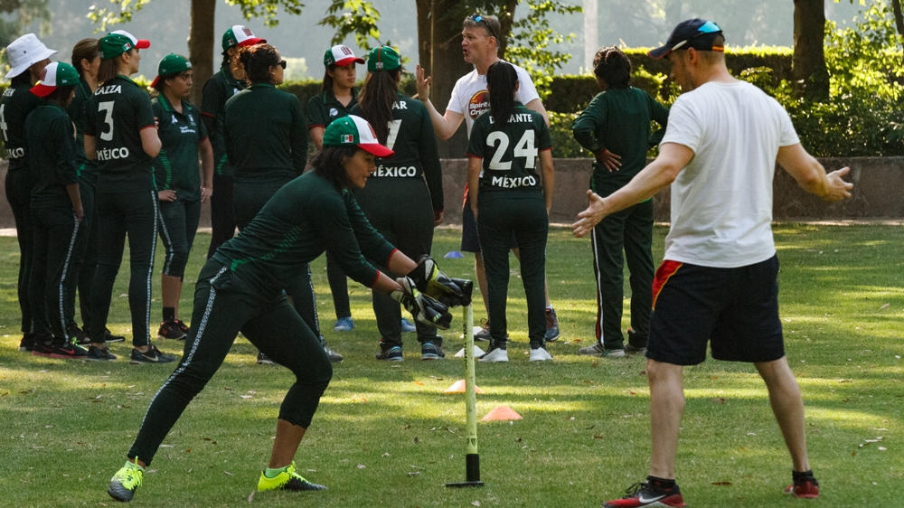 Analaura practising her wicketkeeping with MCC coaches. Courtesy of Gerardo García.