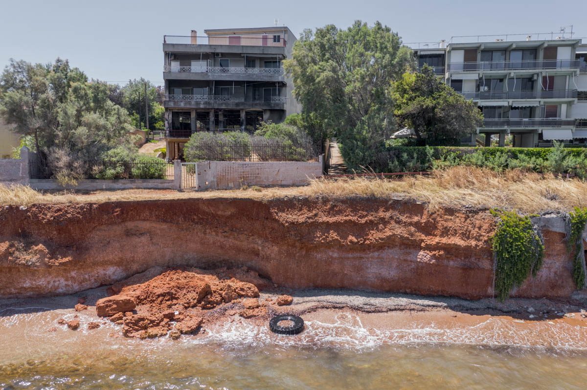 People died in their houses, in their cars and on the streets while attempting to run away from the rapidly-advancing flames and smoke. For many, the only way out was to jump to the sea.