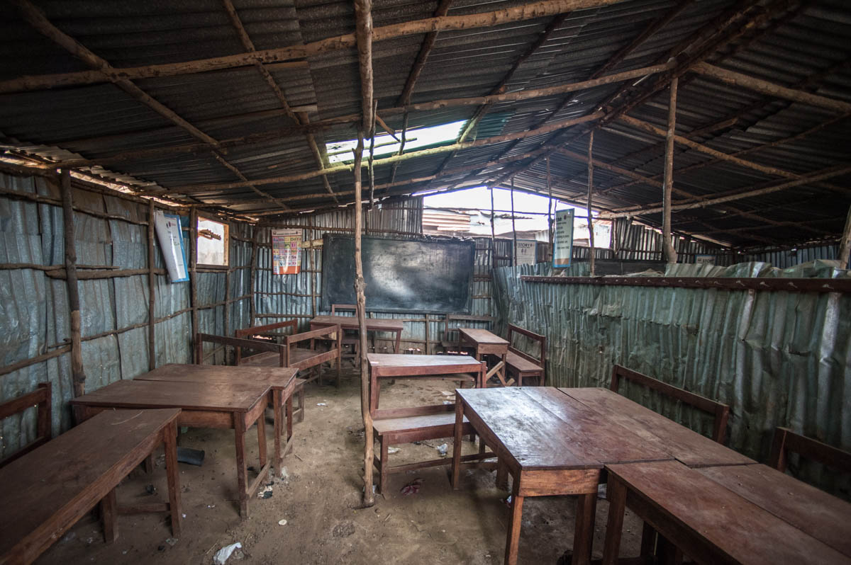 The NGO „We Yone Child“ (Krio for „Our Own Children“) has built a school of wood and corrugated iron for 200 pupils from this neighborhood.