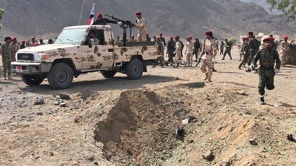 Yemeni security forces rush to the scene of a missile attack on a military camp west of Yemen''s government-held second city Aden, on August 1, 2019. - Dozens of Yemeni police, including a senior comma