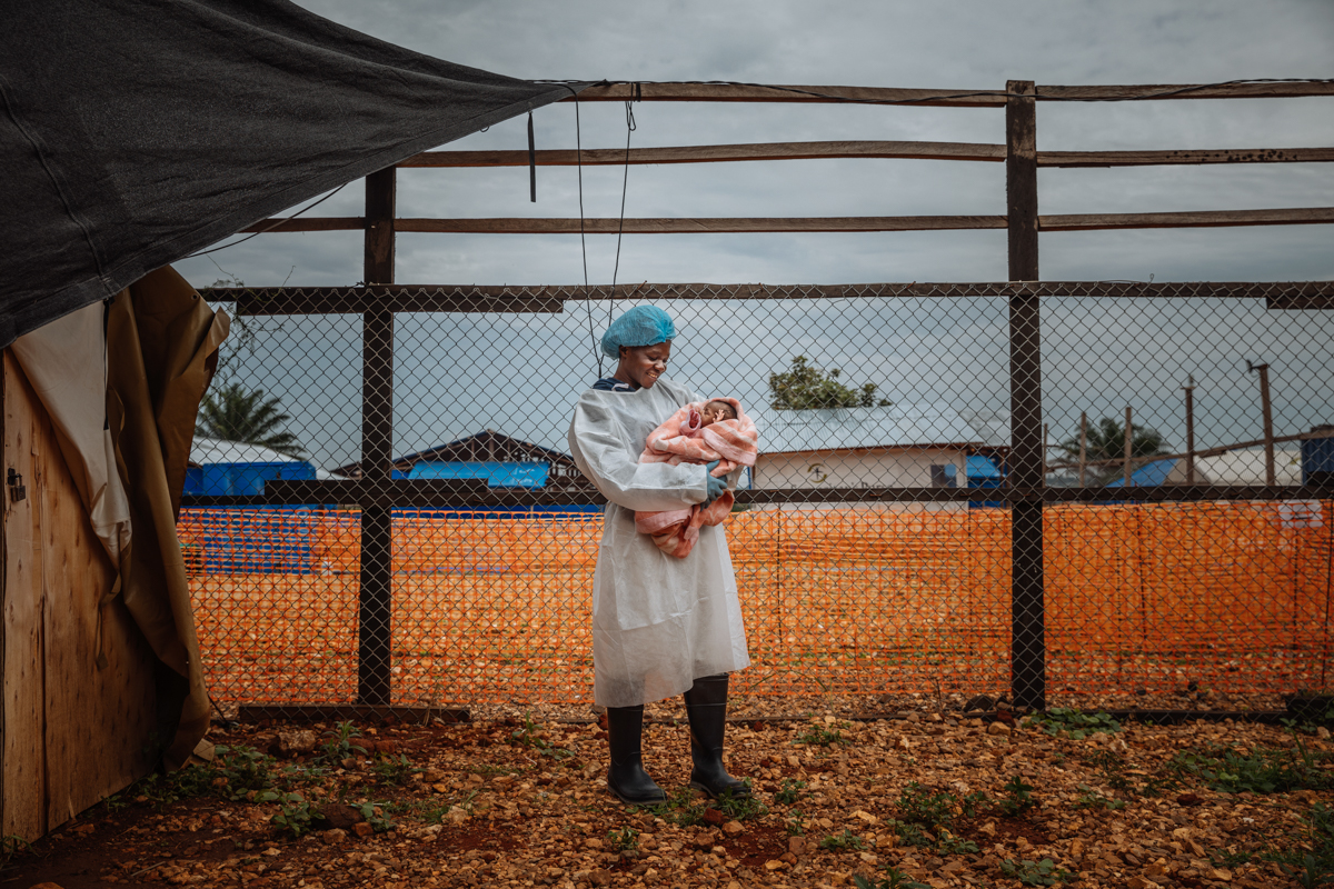 Mulasi Musaba, a survivor of Ebola, cares for the daughter of an Ebola patient at Samaritan’s Purse’s Ebola Treatment Centre near Komanda in Ituri Province where she received treatment in late 2018.