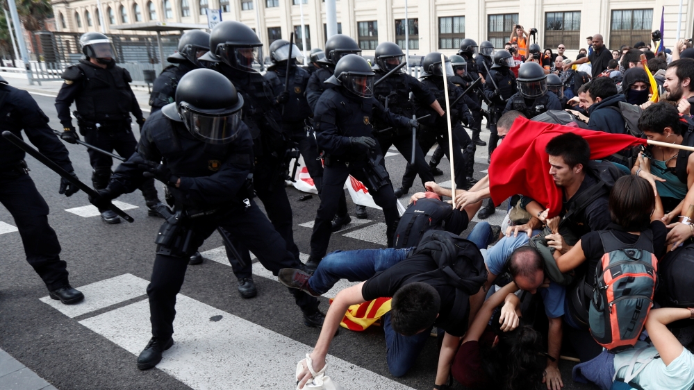 Police officers clash with Catalan demonstrators during Catalonia''s general strike, in Barcelona, Spain, October 18, 2019. REUTERS/Jon Nazca