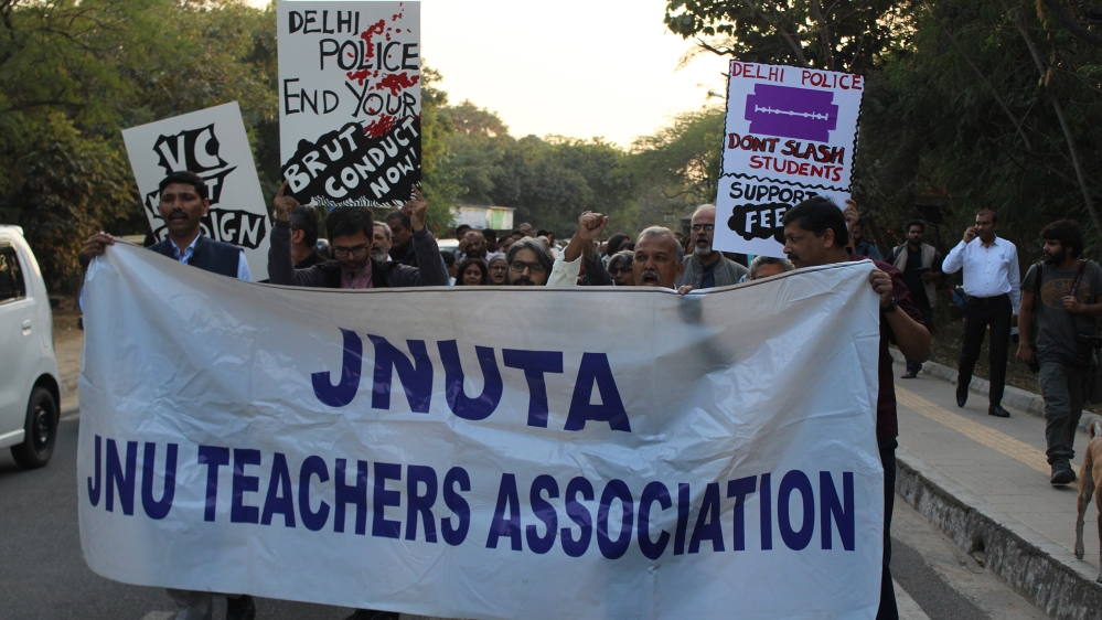 JNU Teachers Asscoiation marches in support of the students protesting against fee hike