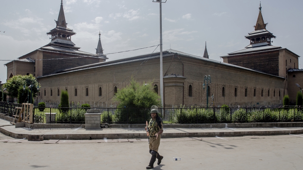 An Indian paramilitary soldier patrols outside the Jamia Masjid or Grand Mosque in Srinagar, Indian controlled Kashmir [Dar Yasin/AP Photo]