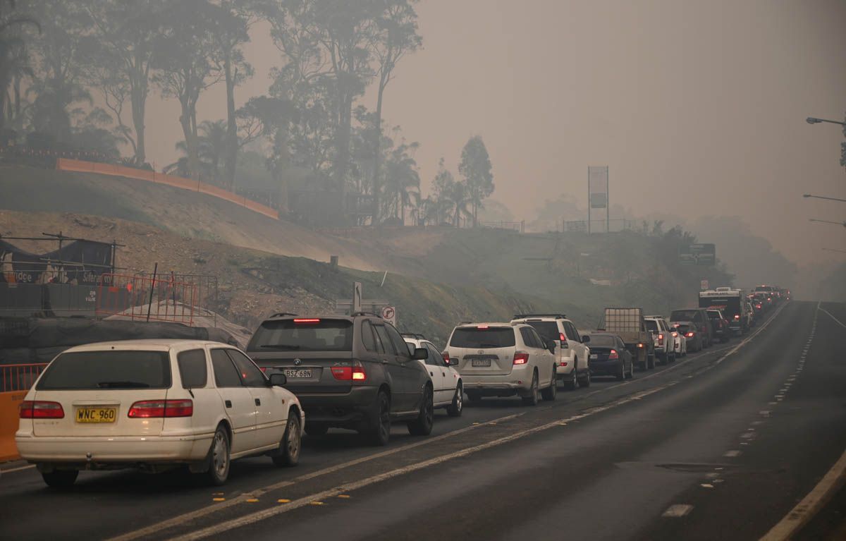 Cars line up to leave the town of Batemans Bay in New South Wales to head north on January 2, 2020. - A major operation to move people stranded in fire-ravaged seaside towns was under way in Australia