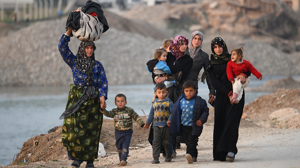 Displaced Syrians arrive to Deir al-Ballut camp in Afrin's countryside, along the border with Turkey, on February 19, 2020. (Photo by Rami al SAYED / AFP)