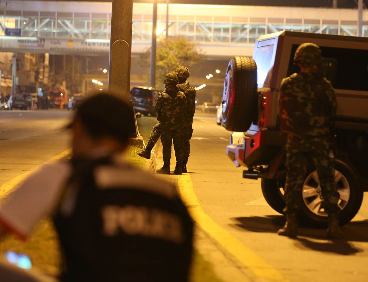 epa08203520 Armed Thai soldiers on guard behind a defensive line outside the mall, after a suspected Thai soldier opened fire in a rampage at the Terminal 21, a shopping mall in Nakhon Ratchasima prov
