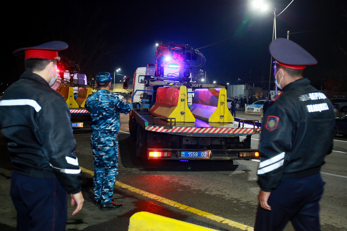 Kazakh police set up a road block at an entrance to the city of Almaty on March 19, 2020. - Kazakhstan''s two largest cities will go on lockdown from March 19, 2020 to contain the spread of the coronav