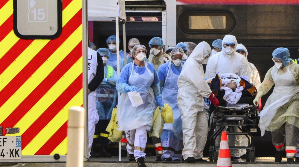 Medical workers disembark a patient infected with the COVID-19 out of a medicalised TGV high speed train after it arrived on April 10, 2020 at Bordeaux''s train station with 24 coronavirus patients on