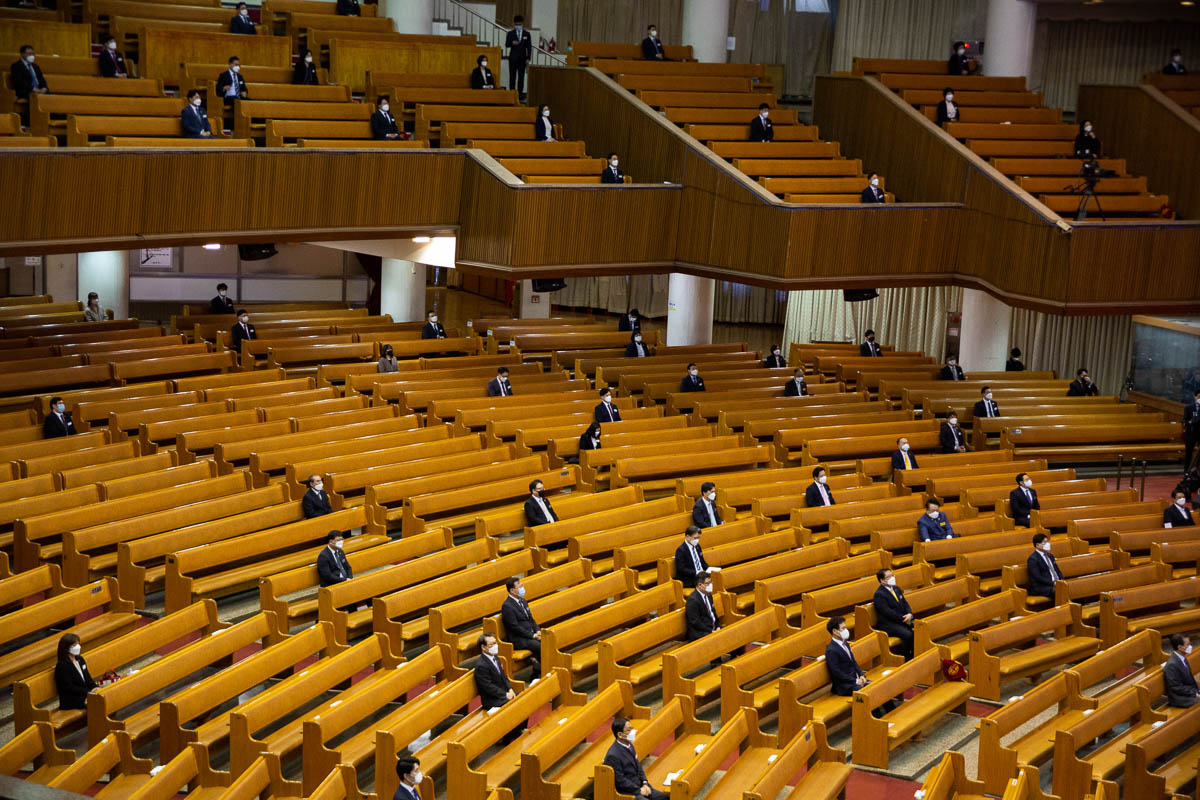 epa08358210 Parishoners wear face masks while attending an Easter mass service at the Yoido Full Gospel Church in Seoul, South Korea, 12 April 2020. South Korean prime minister Chung Sye-kyun announce