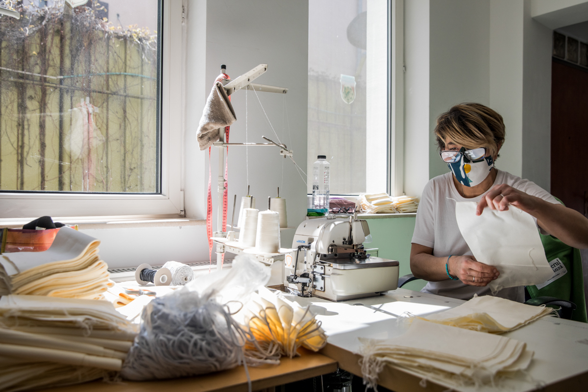 “We get a lot of thanks from medics. Many of them told us that they are aware our masks are not homologated”, says Andreea Savin. “But right now, rather than having nothing, they prefer this alternati
