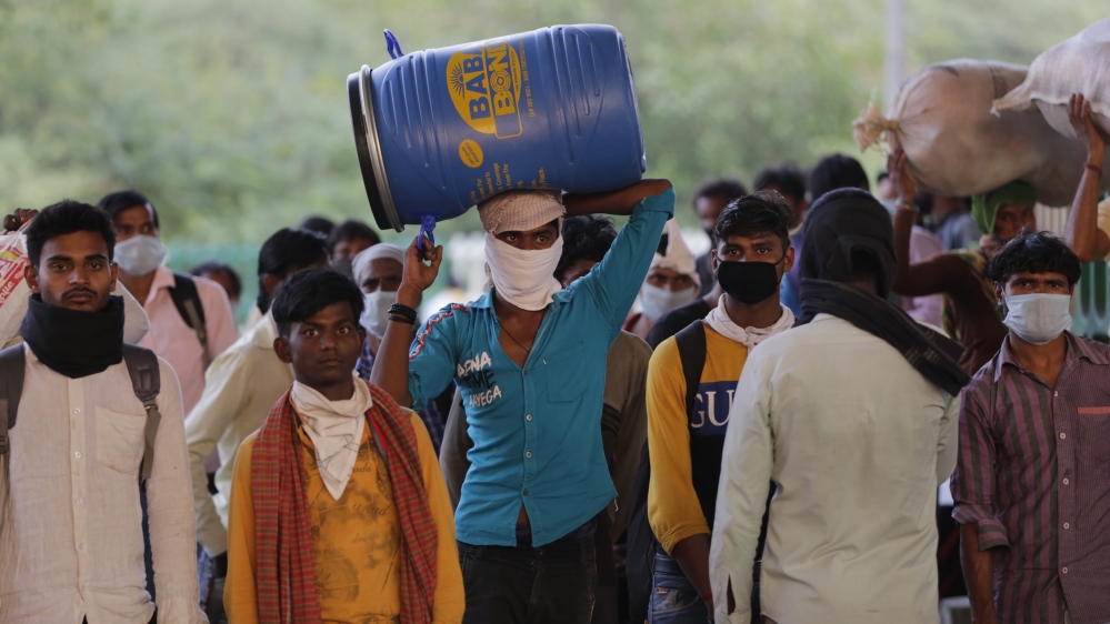 Migrant workers in New Delhi return their villages