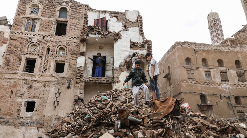People inspect the damage of a house that recently collapsed due to heavy rains in the old quarter of Sanaa, Yemen May 3, 2020. REUTERS/Khaled Abdullah