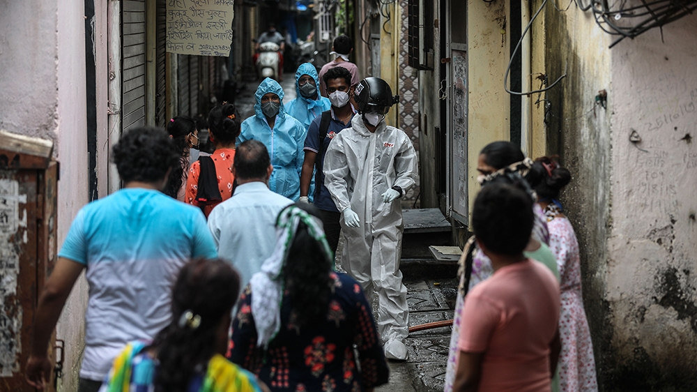 epa08545475 An Indian health worker wearing smart helmet conducts thermal screening of residents of a slum in Mumbai, India, 14 July 2020. Countries around the world are still taking measures to stem the spread of the SARS-CoV-2 coronavirus which causes the COVID-19 disease and have intensified their research for treatment. EPA-EFE/DIVYAKANT SOLANKI