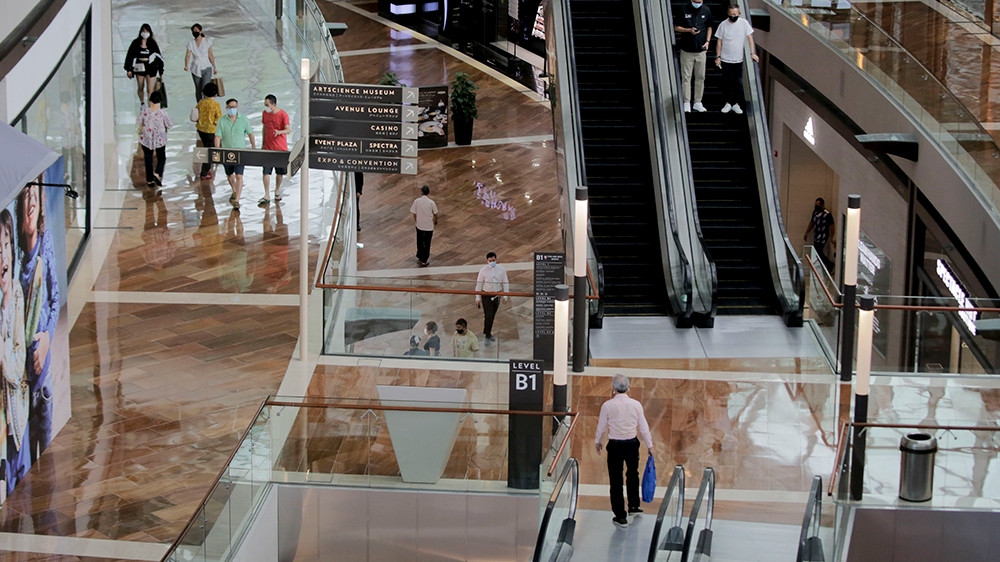 epa08544549 People walk through The Shoppes at the Marina Bay Sands in Singapore, 14 July 2020. Singapore''s economy shrank a record 41.2 percent as a result of the circuit breaker measures implemented