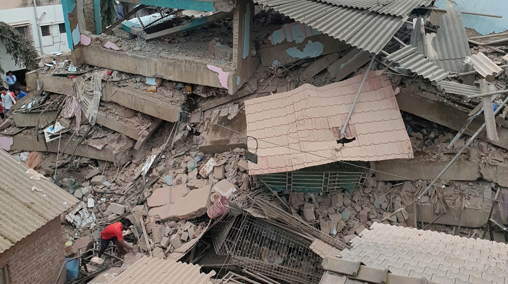 A man removes the debris after a five-storey building collapsed in Raigad in the western state of Maharashtra, India, August 24, 2020. REUTERS/Stringer. NO ARCHIVES. NO RESALES. TPX IMAGES OF THE DAY