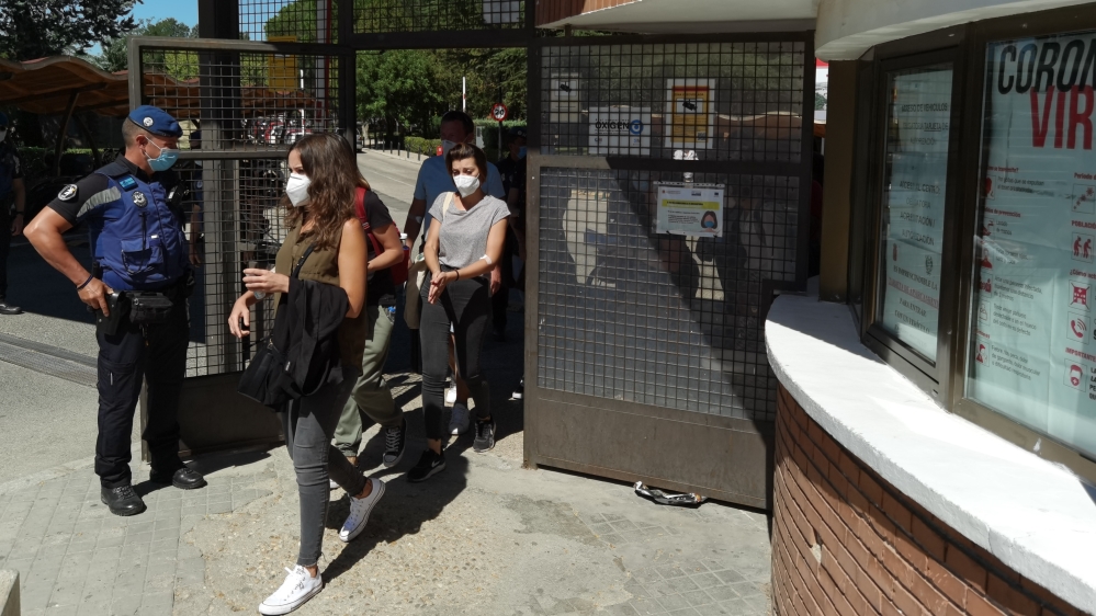 Teachers and non-academic personnel undergo PCR tests in Madrid