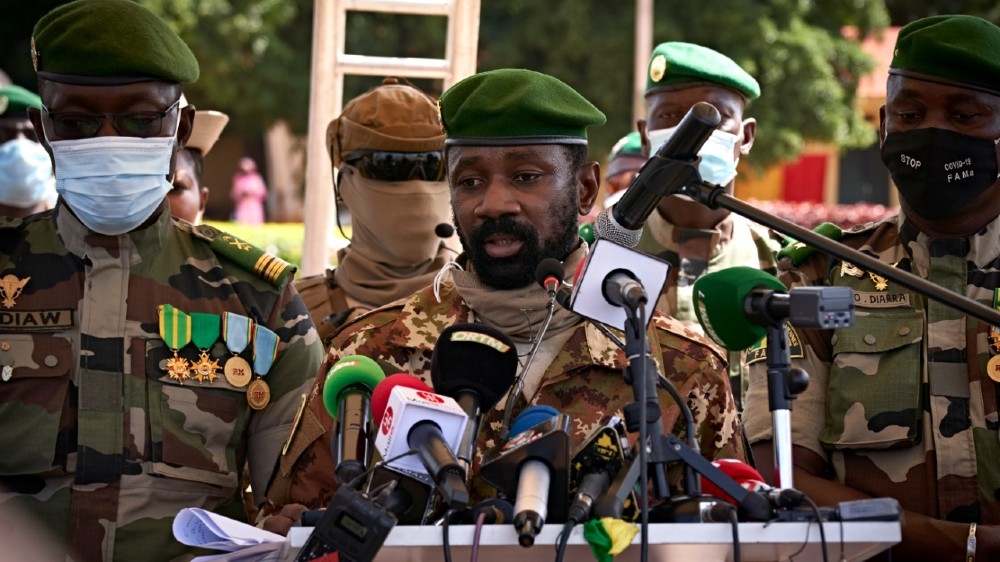 Colonel Assimi Goita (C), President of CNSP (National Committee for the Salvation of People) addresses to the press during the ceremony of the 60th anniversary of Mali''s independence in B