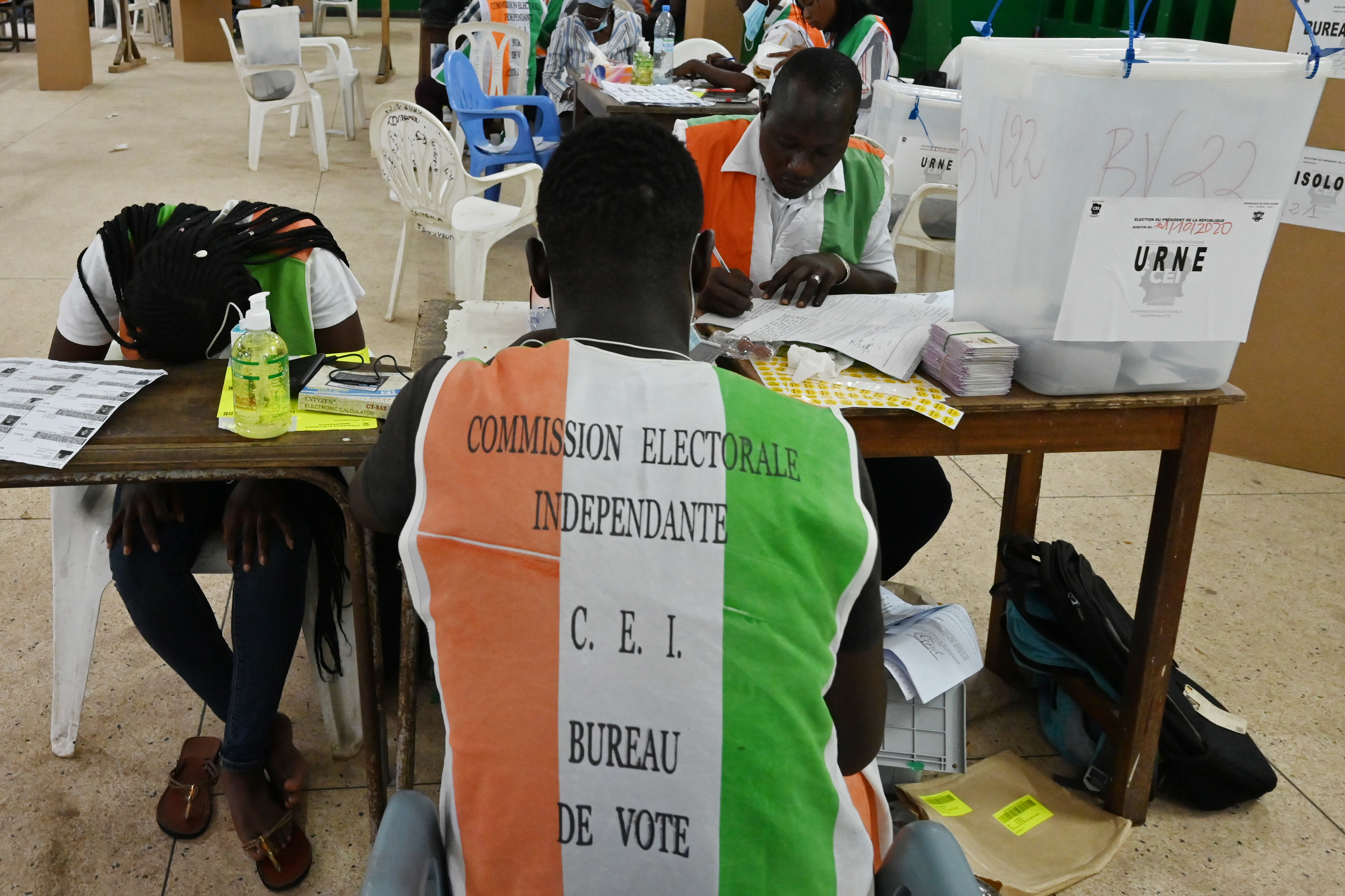 Electoral commission officials are seen at a polling station in Abidjan on October 31, 2020, during Ivory Coast's presidential election [Photo by Issouf SANOGO/AFP]