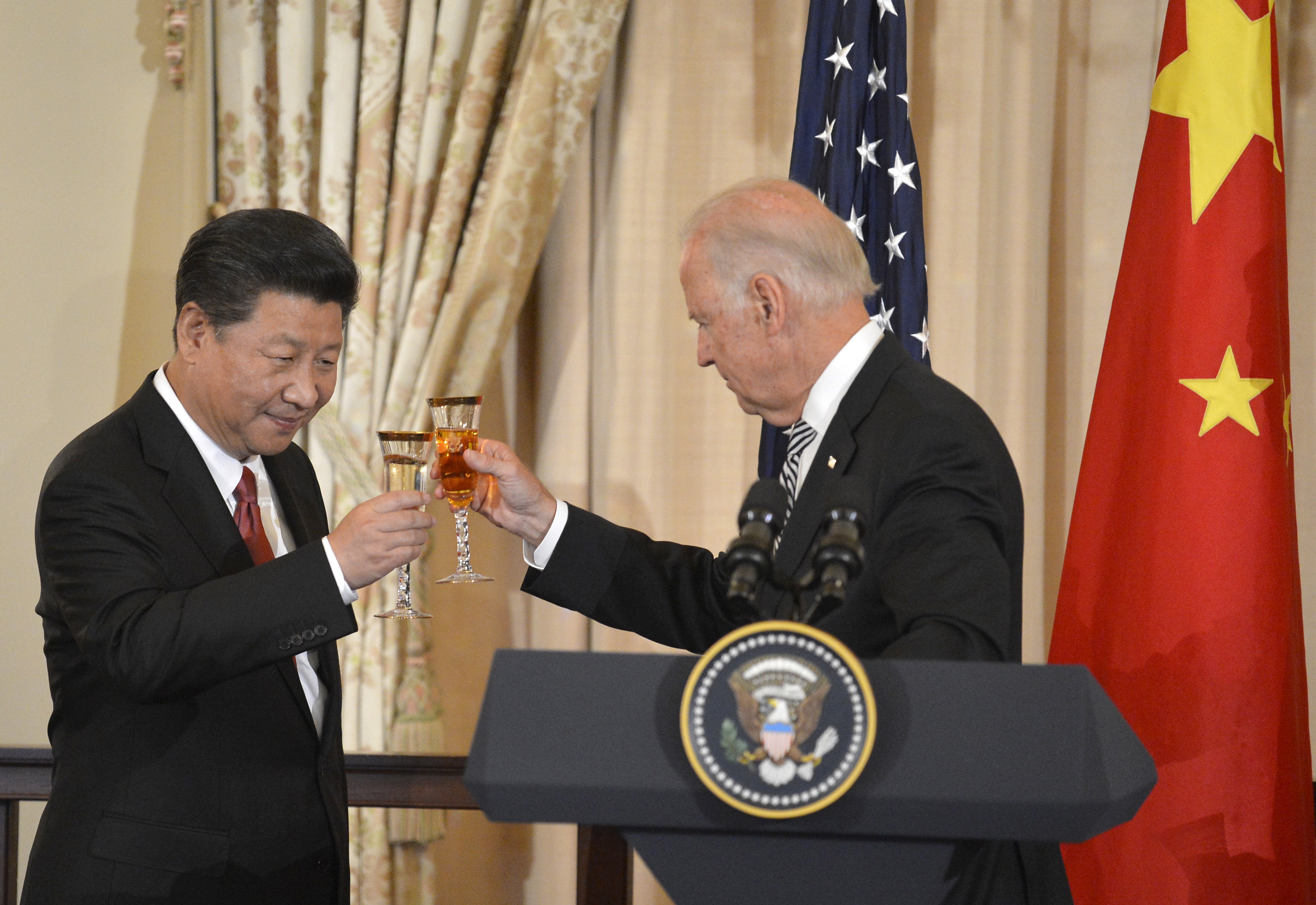Chinese President Xi Jinping and then Vice President Joe Biden raise their glasses in a toast during a luncheon at the State Department, in Washington, September 25, 2015. [Mike Theiler/Reuters]