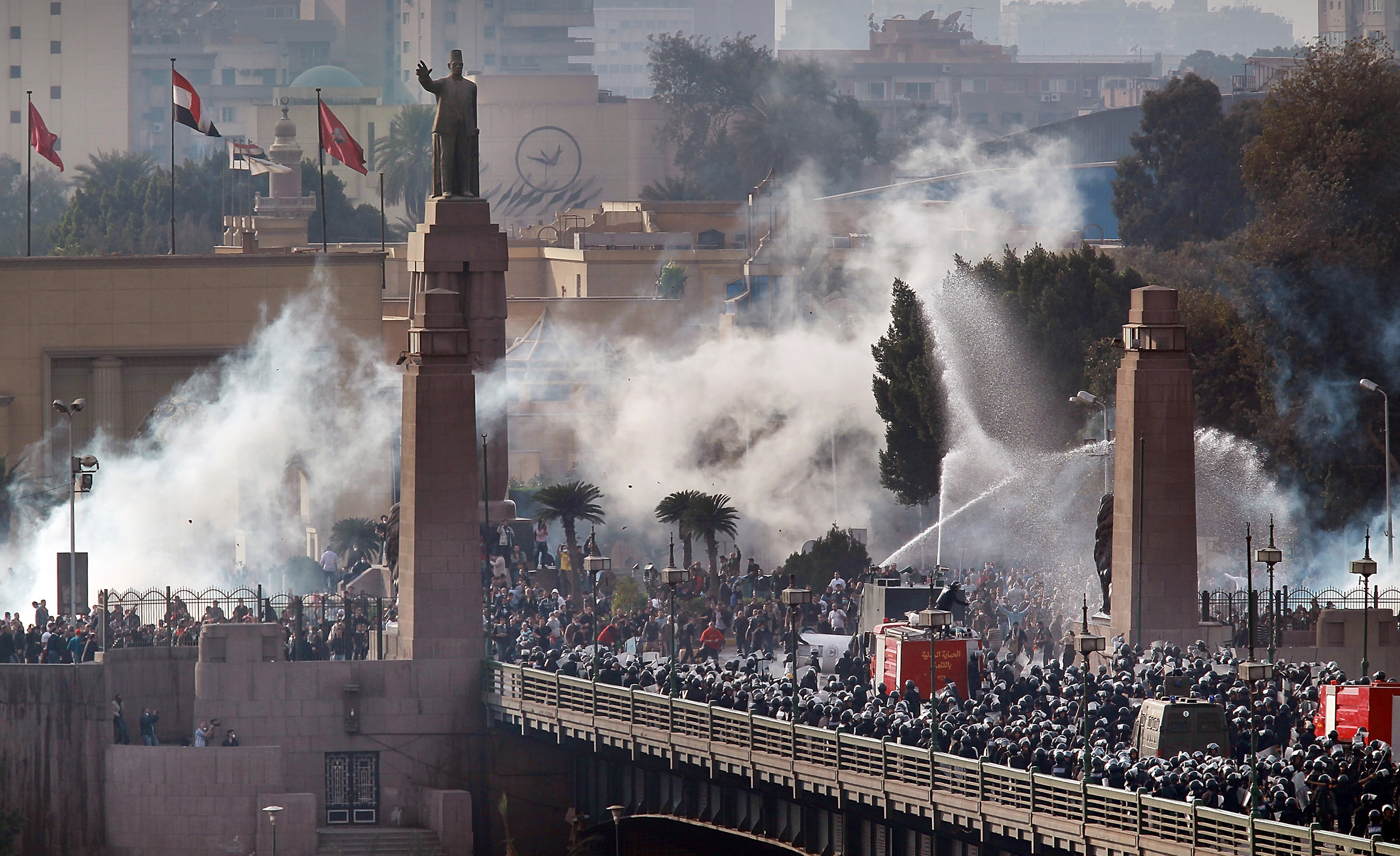 Riot police force protestors back across the Kasr Al Nile Bridge as they attempt to get into Tahrir Square on January 28, 2011 in downtown Cairo, Egypt. Thousands of police are on the streets of the capital and hundreds of arrests have been made in an attempt to quell anti-government demonstrations [Peter Macdiarmid/Getty Images]
