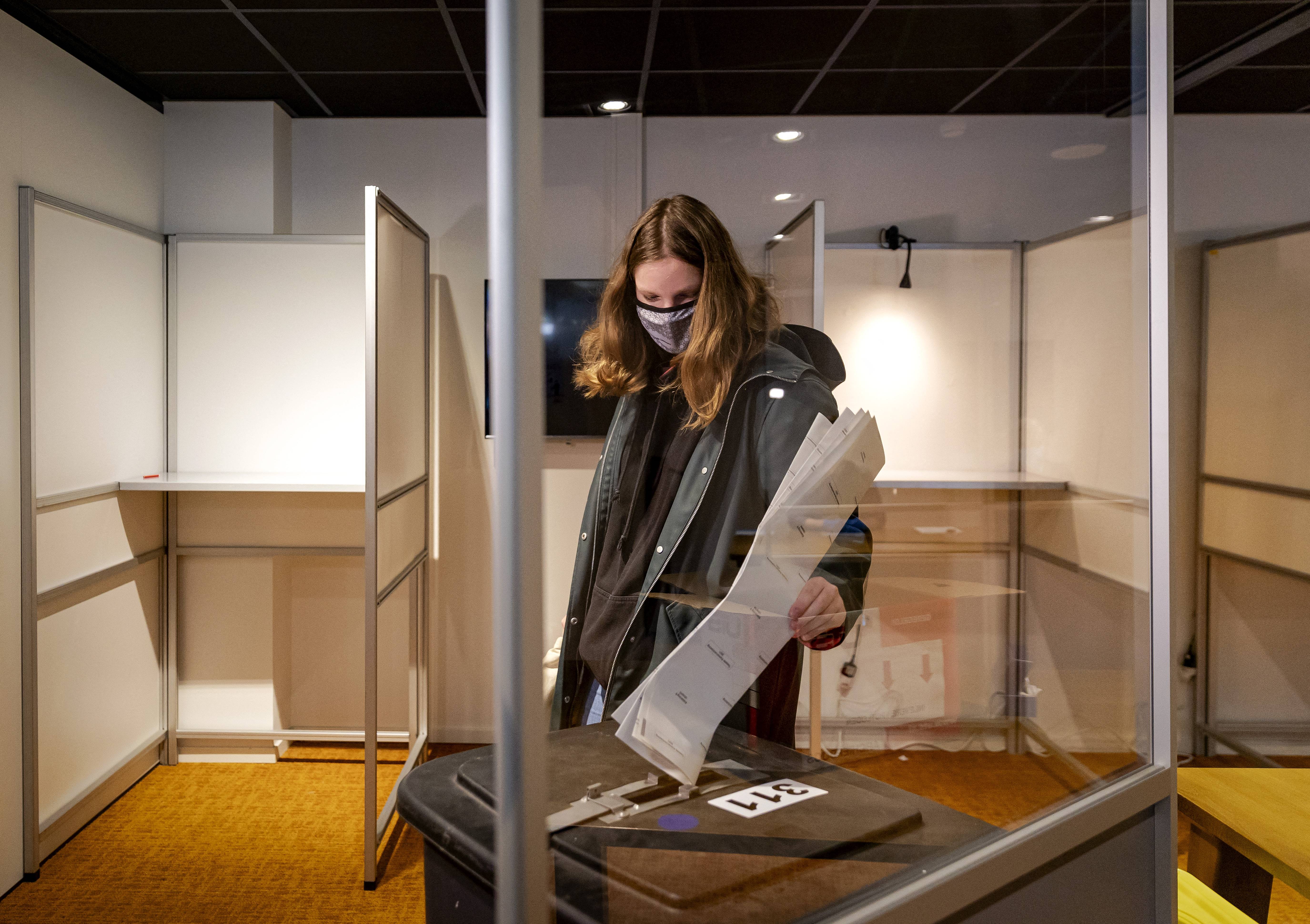 A voter casts her vote in Utrecht [Robin Van Lonkhuijsen/ANP/AFP]
