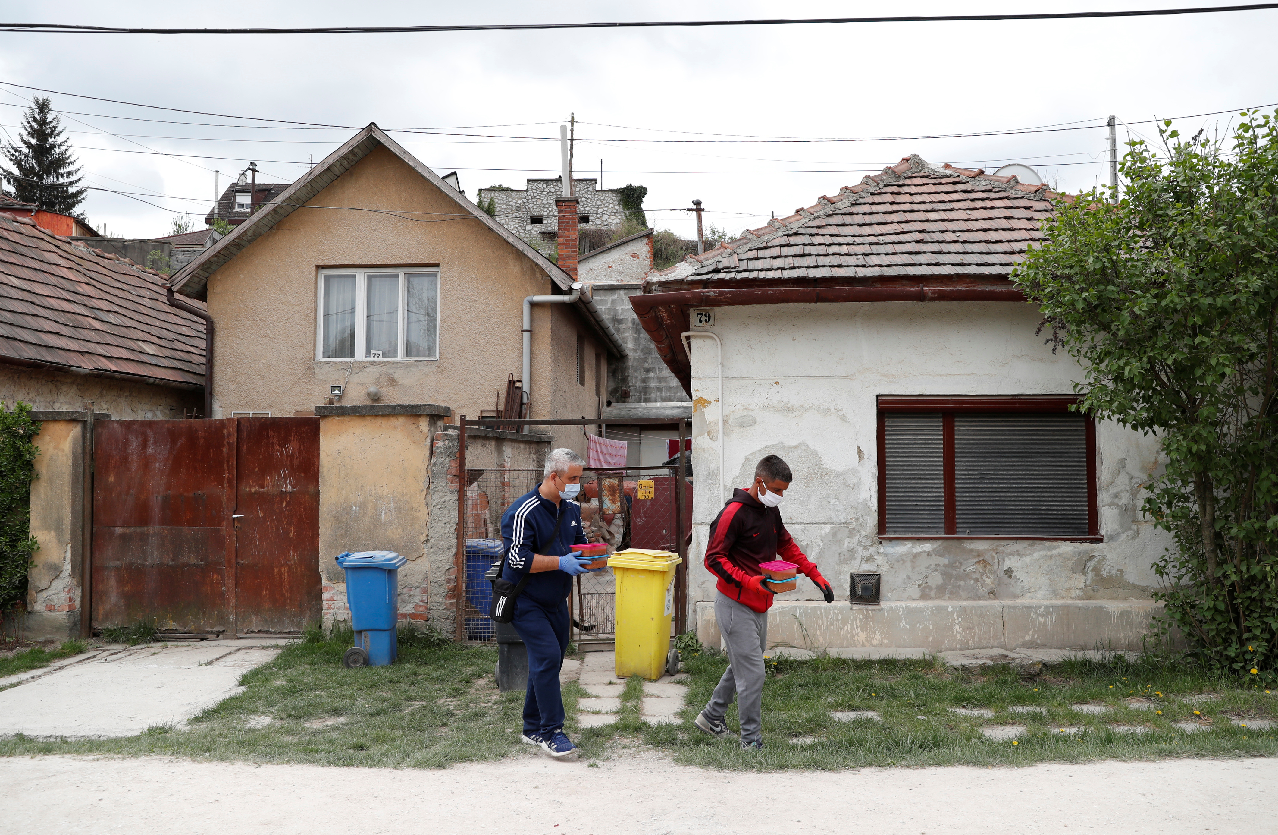 A Roma activist carries food donation during the coronavirus disease (COVID-19) outbreak in Miskolc, Hungary April 30, 2020. . [Bernadett Szabo/Reuters]